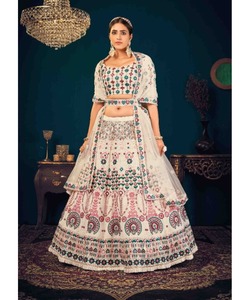 Mariage nuptial de luxe Festival Wear LehengaCholi pour les filles en lavande avec chemisier brodé lourd - Product Image 2