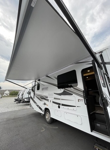 Autocaravana de Lujo ENTEGRA ODYSSEY 27U Usada del 2023 para Acampar, Emisión Euro 5, Capacidad para 4-6 Personas, Carga Útil de 11000 kg - Product Image 2