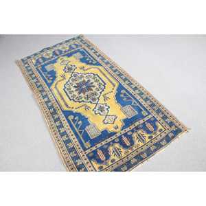 Alfombra Turca Vintage de Lana Pequeña 1.8x3.4 pies con Respaldo de Látex Ecológico, Alfombra Tradicional con Parches Azules y Amarillos - Product Image 3