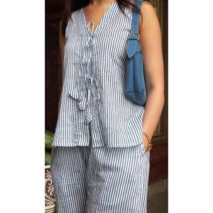 Conjunto Casual de Dos Piezas sin Mangas con Cuello en V de Tela Oxford Transpirable con Rayas Azules Estampadas a Mano para Primavera/Verano - Product Image 1