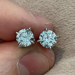 Pendientes de tuerca solitarios de moissanita de corte redondo al por mayor para mujer, de plata 925, joyería elegante y clásica para regalo de boda - Product Image 1