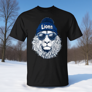 T-Shirt con Faccia di Leone Invernale e Occhiali da Sole, Abbigliamento per Amanti dei Leoni con Design Unico, Prodotto Promozionale - Product Image 2