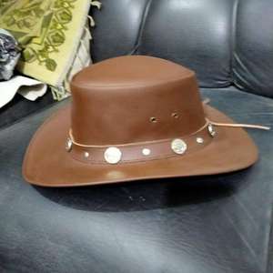 Ceci est un chapeau haut de forme steampunk en cuir de vachette. - Product Image 3