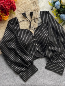 La blusa moderna con patrón de cuello en V se puede usar en sari y laheng Blusa con patrón abierto en la espalda con tasells de uno a tono - Product Image 2