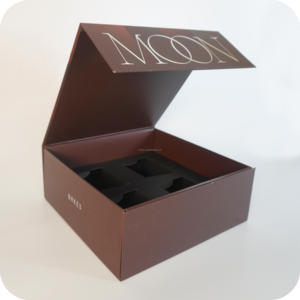 Caja de papel de lujo con cierre magnético para regalar pasteles u otros artículos de lujo - Product Image 1