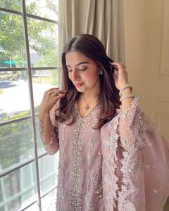 Ensemble haut, pantalon et dupatta à motif floral vintage avec des couleurs riches et une broderie mécanique pour les événements culturels, cadeaux, export en gros - Product Image 2