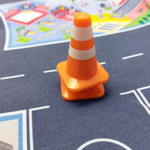 1:12 Mini cono de tráfico hecho de plástico PP muebles de juguete a partir de 14 años para decoración de casa de muñecas en miniatura - Product Image 3