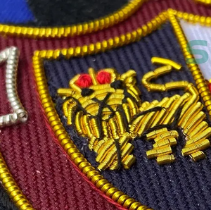 Vente en gros 2025 insigne brodé à la main en fil de métal vintage à la mode personnalisé insignes et patchs multicolores à coudre - Product Image 4