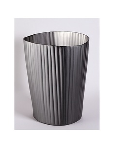 Cubo de basura de latón Premium con pulido negro suave Diseñado para interiores decorativos y uso diario funcional. - Product Image 3