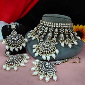El último conjunto de gargantilla de circón victoriano y perlas colgantes detalladas con fusión Maang Tikka de opulencia vintage y elegancia contemporánea - Product Image 1
