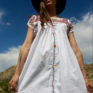 Robe décontractée antique du Rajasthan brodée à la main, 100 % coton, coupe trapèze, longueur genou, été, superbe broderie florale détaillée - Product Image 3