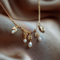 Collier avec pendentif en forme de feuille plaqué or et fausses perles pour femmes, bijoux élégants à porter au quotidien