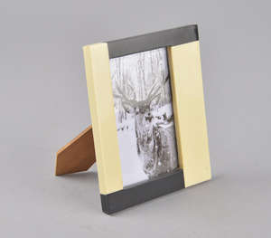 Cadre photo bicolore de qualité supérieure Design rectangulaire avec bandes horizontales verticales contrastantes en noir et jaune pâle - Product Image 3