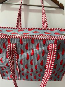 Bolsa de Mano Grande Acolchada Gris para Viaje o Uso Diario, Bordada con Hojas Rojas, de Algodón, con Cierre de Cremallera, Abierta, con Cadenas Modernas - Product Image 3