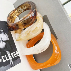 Brazalete de Resina con Diseño Geométrico Vintage, Colores en Contraste, Ecológico, Esculpido, para Mujer, Joyería India, Caja de Joyería - Product Image 1