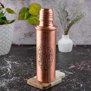 Bouteille d'eau en cuivre de haute qualité pour le stockage d'eau froide et chaude avec finition martelée traditionnelle - Product Image 1