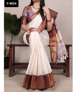 Ropa étnica india Poly Cotton Elegance con Chex y Zari Weaving Work Borders Saree con el mismo diseño Blusa Piezas para mujer - Product Image 1