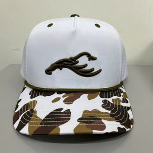 Casquette de camionneur camouflage perforée découpée au laser avec logo personnalisé, mode jeune et tendance pour la chasse, fabriquée au Vietnam Fabricant - Product Image 1