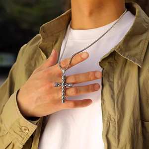 Collar con Colgante de Cruz Personalizado para Hombre, en Plata de Ley 925, Chapado en Oro, con Diamante - Product Image 4