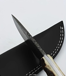 Couteau de skinner en acier damas Full Tang fait à la main avec manche en corne de taureau et gaine en cuir supporté par l'OEM - Product Image 4