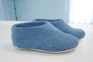 รองเท้าใส่ได้ทั้งชายและหญิงสีฟ้าทำจากผ้าขนแกะทำด้วยมือสวมใส่สบายให้ความอบอุ่นช่างฝีมือผลิตในประเทศเนปาล - Product Image 2
