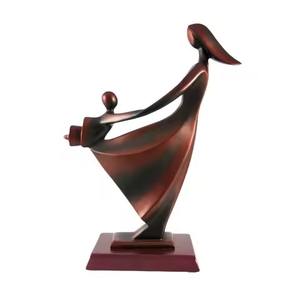 Figuras escultóricas que capturan y simbolizan de forma hermosa la especial unión compartida entre una madre y su hija. - Product Image 4