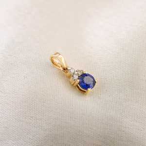 จี้พลอยไพลินสีน้ำเงินทรงกลมธรรมชาติ เงินแท้ 925 ชุบทอง 14K ของขวัญประจำเดือนเกิดเดือนกันยายน - Product Image 4