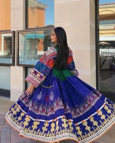 Vestido Afgano Kuchi Choli de Alta Calidad con Estampado Floral de Terciopelo y Seda para las 4 Estaciones, con Mangas Bordadas Impresionantes para Adultos - Venta al por Mayor - Product Image 3