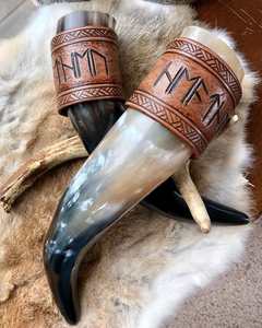 Nouveauté : Corne à boire Viking (corne de buffle) avec motif sculpté et support en corne - Écologique, qualité supérieure - Product Image 2