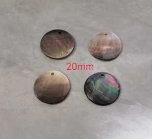 Virutas Redondas de Nácar Natural Pulido con Diseño de Cruz Ecológicas para la Fabricación de Joyería de Moda y Decoración del Hogar - Product Image 1