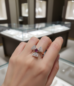 แหวนเงินแท้ 925 คุณภาพพรีเมียม ประดับเพชรโมอิสซาไนต์และพลอยสีชมพู - Product Image 2