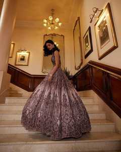 El Más Hermoso Lehenga Choli de Seda de Verano e Invierno con Brillantina, Dori y Lentejuelas - Product Image 2