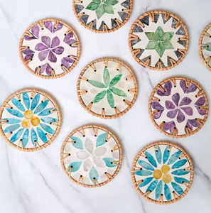 Sous-verres en osier de Style fleur colorée motif de panier de coquille rotin de blocage de couleur pour la décoration de bureau faite à la main au Vietnam - Product Image 5