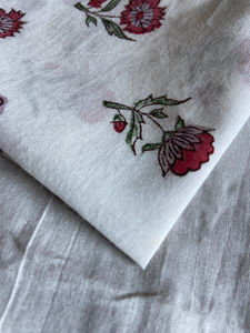 Tela de Algodón Estampada a Mano con Diseño Floral Pequeño Blanco, Estilo Indo-Europeo Minimalista - Product Image 3