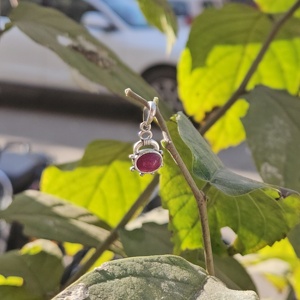 Pendentif à breloque de Noël de créateur Petit argent sterling avec bijoux de style religieux infusés de rubis pour la fête - Product Image 2