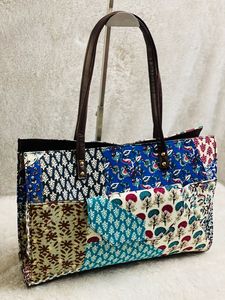 Sac fourre-tout en coton imprimé bloc à main indien Sacs à provisions à bandoulière matelassés Jeté bloc à main indien en coton imprimé épaule matelassée - Product Image 2