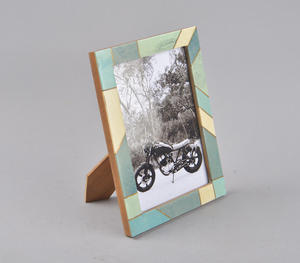 Marco de Fotos Moderno Hecho a Mano con Incrustaciones Geométricas de Resina, Elegante Diseño Abstracto en Verde Azulado y Crema, Portafotos Decorativo para Escritorio - Product Image 4