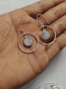 Impresionante pendiente de cara hecho a mano plata de ley blanco Arco Iris piedra lunar 10mm Luna Llena Forma de cara bisel ajuste joyería - Product Image 4