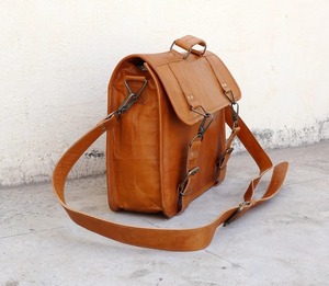 Grand sac messager pour ordinateur portable en cuir véritable avec logo personnalisé sac de voyage style sport vintage porte-documents bonbon à la mode pour une utilisation - Product Image 4