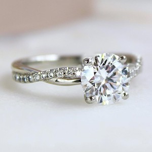 Bague de fiançailles solitaire CZ blanche coupe ronde de 7mm avec bande pavée en argent | Bijoux de mariée classiques - Product Image 3