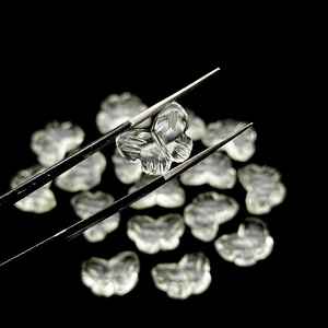 Cuentas de Piedras Preciosas Sueltas de Cuarzo Cristal Talladas a Mano en Forma de Mariposa de 13 mm para Joyería - Product Image 1