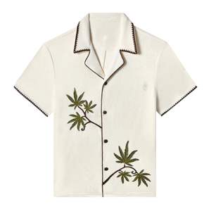 Conjunto de camisa y pantalones cortos de Cabannabis Cabana con rizo de algodón orgánico con hojas bordadas y botones de coco reales - Product Image 1