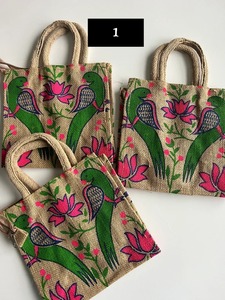 Sac de jute peint à la main imprimé floral cadeau traditionnel pour invité retour faveur Thamboolam sacs de mariage pochette de pendaison de crémaillère - Product Image 2