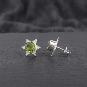 Boucles d'oreilles indiennes faites à la main, élégantes, chics et tendance, en pierre précieuse péridot vert, pour femmes et filles, à porter lors de fêtes de mariage. - Product Image 1