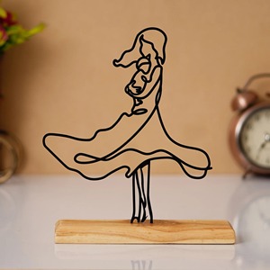 Estatua Artística de Dama en Metal Negro con Base de Madera, Centro de Mesa Perfecto para Decoración Elegante del Hogar, Procedente de la India - Product Image 5