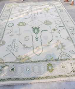 พรมอูชักสีเบจ น้ำเงิน เขียว ขนาด 10x14 ฟุต แบบมีสีสันนุ่มนวล ทอมือจากขนสัตว์ สำหรับห้องนั่งเล่น ห้องรับประทานอาหาร มีขนาดสั่งทำได้ - Product Image 1