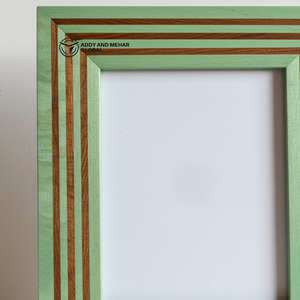 Marco de fotos de madera a rayas moderno, hecho a mano, acabado verde y marrón - Product Image 2