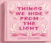 Les choses que nous cachons à la lumière de Lucy Score, roman en anglais à couverture souple, histoire d'amour et suspens dans une petite ville