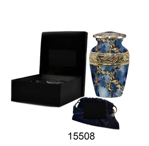 Urne funéraire en laiton personnalisée pour les cendres avec gravure personnalisée, créant un hommage unique pour une mémoire spéciale - Product Image 3