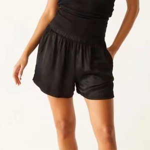 Pantalones cortos de pijama de satén sedoso para mujer-Ideal para un sueño cómodo, ligero y fresco para las noches de verano, disponible - Product Image 5